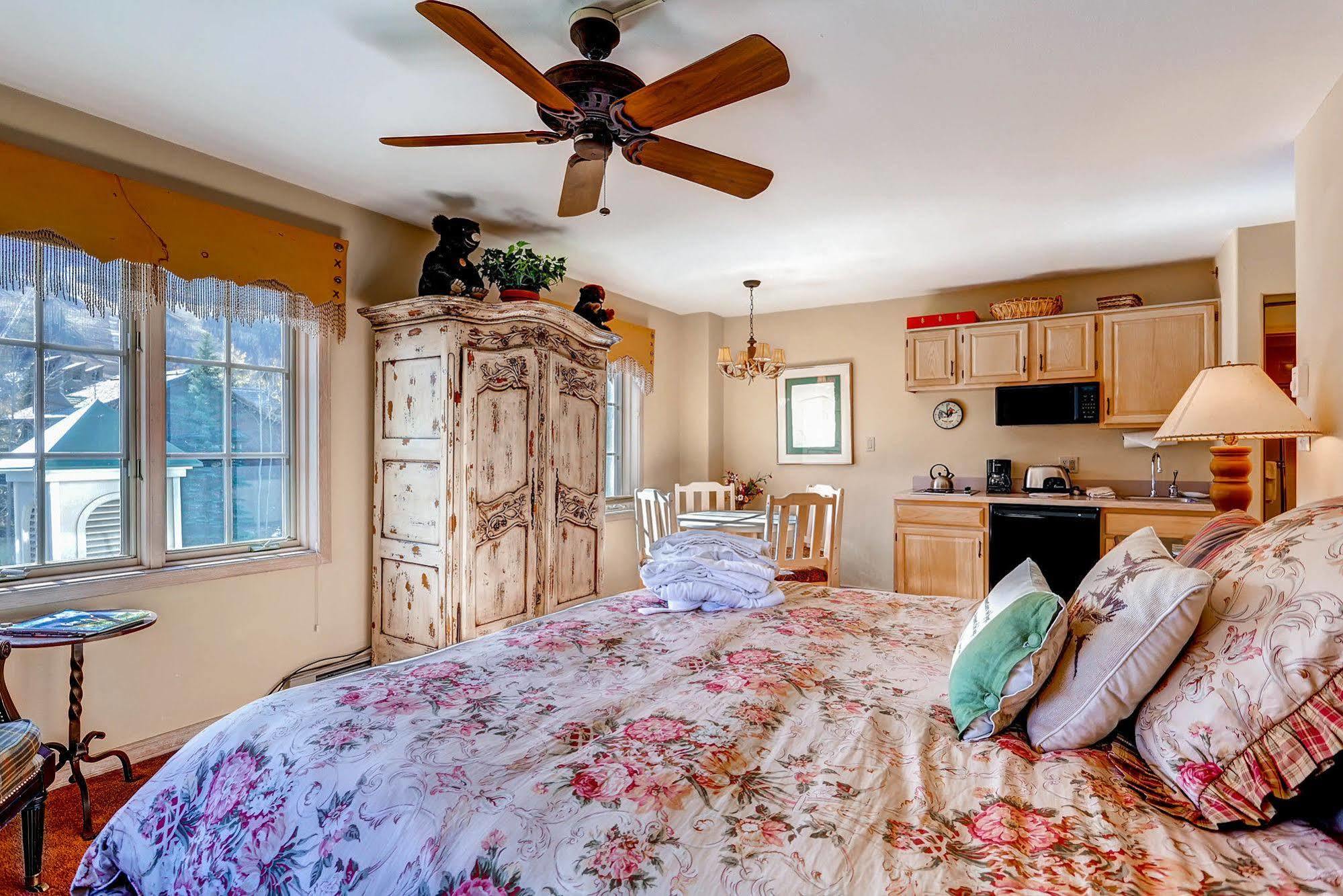 Borders Lodge By East West Hospitality Beaver Creek Esterno foto